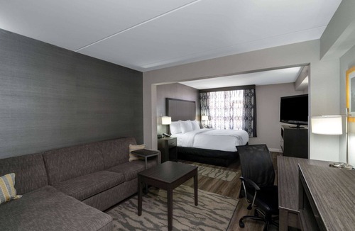 Northeast Raleigh Hotel | La Quinta Inn & Suites by Wyndham Raleigh Downtown North