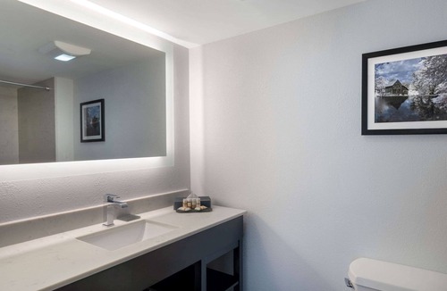 Northeast Raleigh Hotel | La Quinta Inn & Suites by Wyndham Raleigh Downtown North