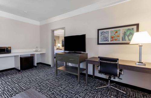 Seguin Hotel | La Quinta Inn & Suites by Wyndham Seguin