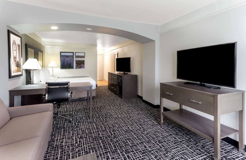Seguin Hotel | La Quinta Inn & Suites by Wyndham Seguin