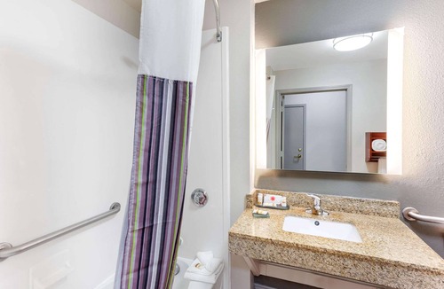 Seguin Hotel | La Quinta Inn & Suites by Wyndham Seguin