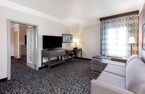 Seguin Hotel | La Quinta Inn & Suites by Wyndham Seguin