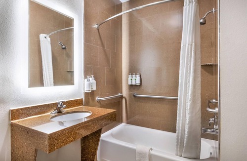 Alvin Hotel | La Quinta Inn & Suites by Wyndham Alvin