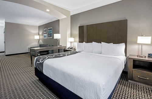Conroe Hotel | La Quinta Inn & Suites by Wyndham Conroe