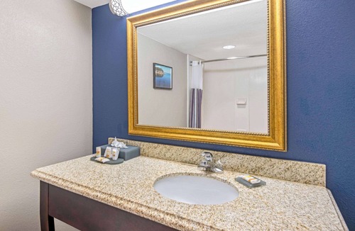 Denison Hotel | La Quinta Inn & Suites by Wyndham Denison - N. Lake Texoma
