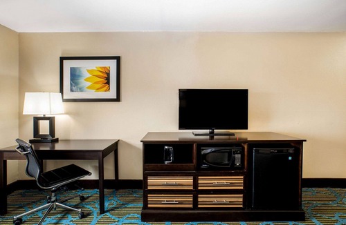 Emporia Hotel | La Quinta Inn & Suites by Wyndham Emporia