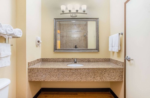 Ennis Hotel | La Quinta Inn & Suites by Wyndham Ennis