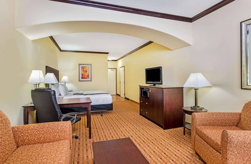 Ennis Hotel | La Quinta Inn & Suites by Wyndham Ennis