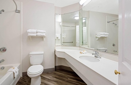 Memorial Hotel | La Quinta Inn & Suites by Wyndham Houston West Park 10