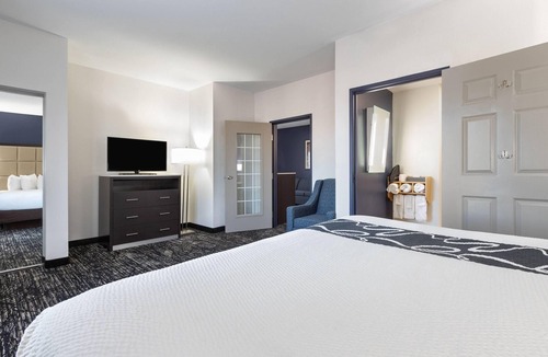 Paris Hotel | La Quinta Inn & Suites by Wyndham Paris