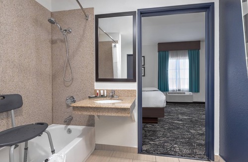 Paris Hotel | La Quinta Inn & Suites by Wyndham Paris