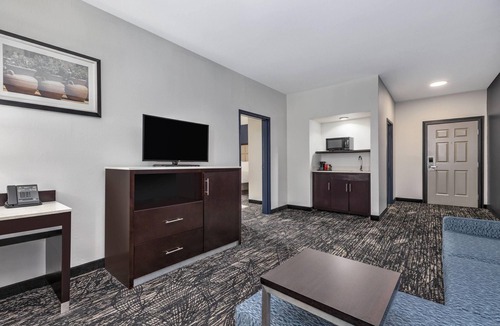Paris Hotel | La Quinta Inn & Suites by Wyndham Paris