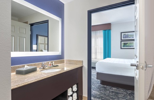 Paris Hotel | La Quinta Inn & Suites by Wyndham Paris