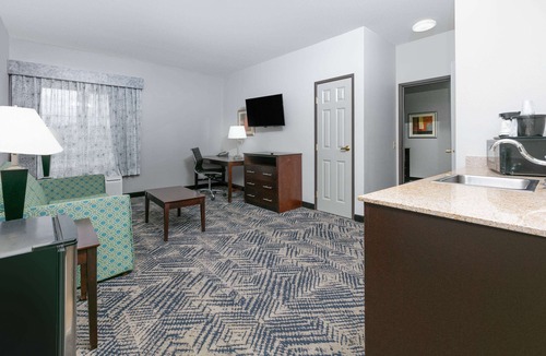 Tulsa Hotel | La Quinta Inn & Suites by Wyndham Tulsa Airpt/Expo Square