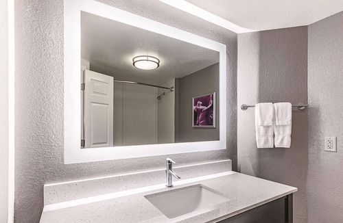 North Burnet Hotel | La Quinta Inn & Suites by Wyndham Austin Near The Domain