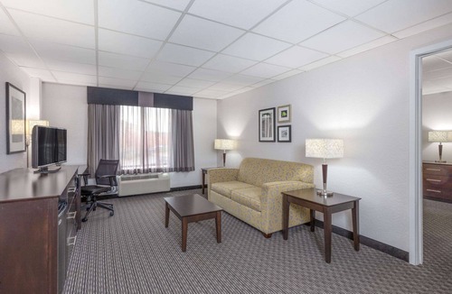 Clifton Hotel | La Quinta Inn & Suites by Wyndham Clifton/Rutherford