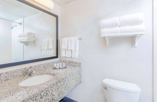 Clifton Hotel | La Quinta Inn & Suites by Wyndham Clifton/Rutherford