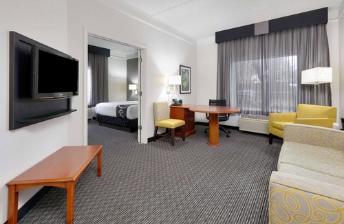 North Dallas Hotel | La Quinta Inn & Suites by Wyndham Dallas North Central