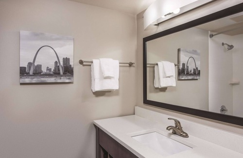 Festus Hotel | La Quinta Inn & Suites by Wyndham Festus - St. Louis South