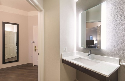 Central Oklahoma City Hotel | La Quinta Inn & Suites by Wyndham Oklahoma City - NW Expwy