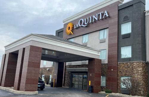 Mitchell Hotel | La Quinta Inn & Suits by Wyndham Pontoon Beach IL