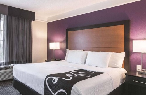 Airport North Hotel | La Quinta Orlando | King Suite | Sofa Bed | Free Breakfast & Shuttle | Pool