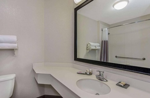 Airport North Hotel | La Quinta Orlando | King Suite | Sofa Bed | Free Breakfast & Shuttle | Pool