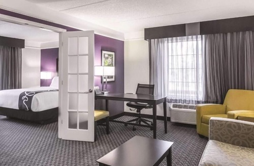 Airport North Hotel | La Quinta Orlando | King Suite | Sofa Bed | Free Breakfast & Shuttle | Pool