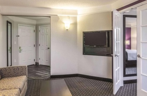 Airport North Hotel | La Quinta Orlando | King Suite | Sofa Bed | Free Breakfast & Shuttle | Pool