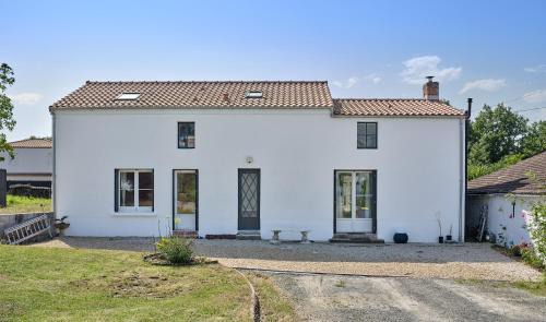 Saint-Philbert-de-Grand-Lieu House | La Résidence AKWABA