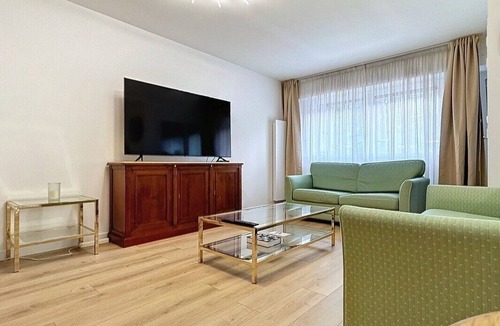 Le Chesnay Apartment | La Reine Apartment