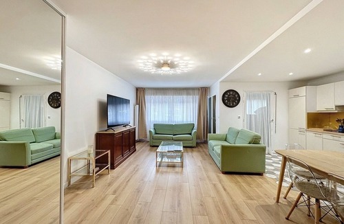 Le Chesnay Apartment | La Reine Apartment