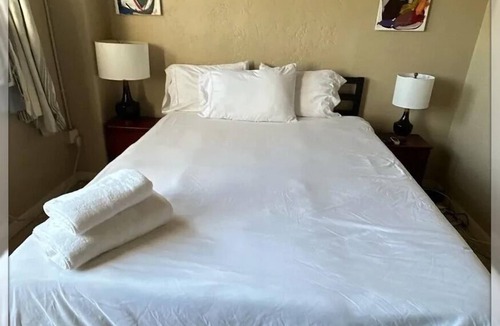 Westlake Apartment | LA Rentals: Glamorous Vibes!