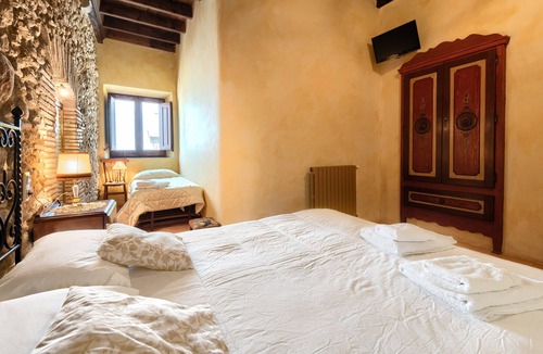 Pontos House | La requisa. House for 15 people in a cozy town