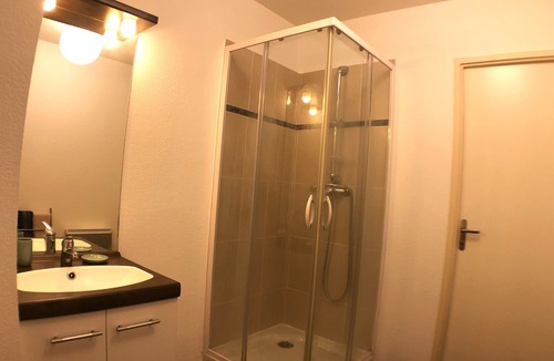 Anatole France Apartment | La Robine - Studio with parking