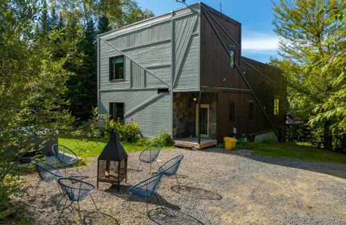 Val David Ski Chalet | La Romane Stylish forest chalet w spa