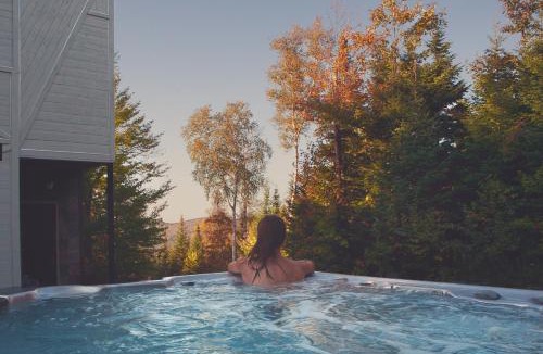 Val David Ski Chalet | La Romane Stylish forest chalet w spa