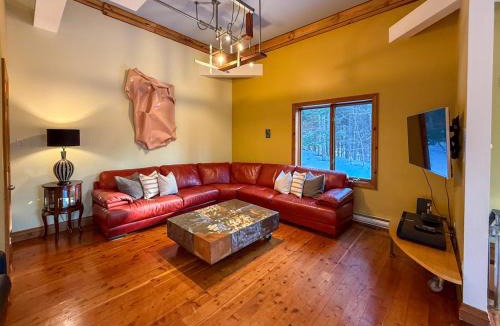 Val David Ski Chalet | La Romane Stylish forest chalet w spa
