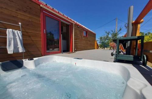 Castelnau-de-Montmiral Ski Chalet | La roulotte du tonnelier