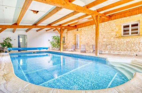 Monsac House | La Roulotte Rouge