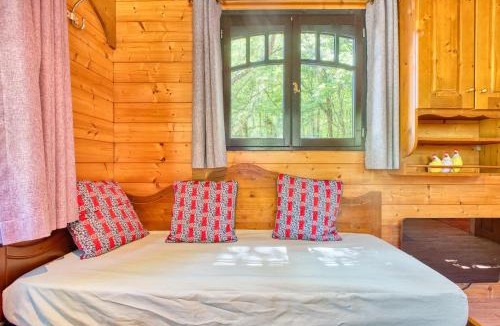 Monsac House | La Roulotte Rouge