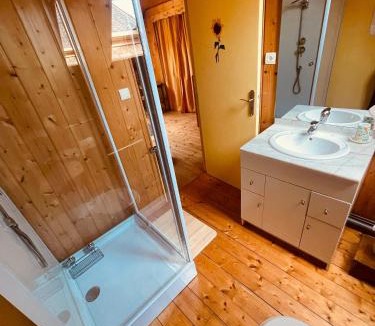Mauriac Bed & Breakfast | La Ruche - Tournesol