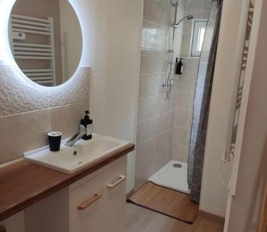 Saint-Quentin House | La Saint Quentinoise, avec cour et proche gare et commerces