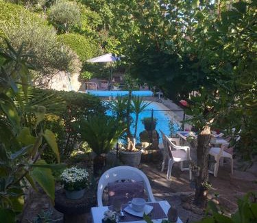 Buisson Bed & Breakfast | La Sapiniére -chambres climatisées