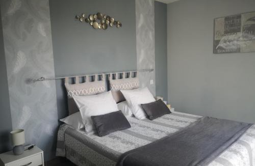 Marcillac-Saint-Quentin House | La Sarlamandre, Chambres et table d'Hôtes