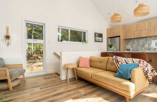 Sainte-Beatrix Apartment | La Selva - Intimate getaway & river access