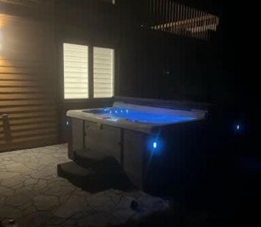 Pohenegamook Ski Chalet | La Signature Guy - Private Spa on the Lake