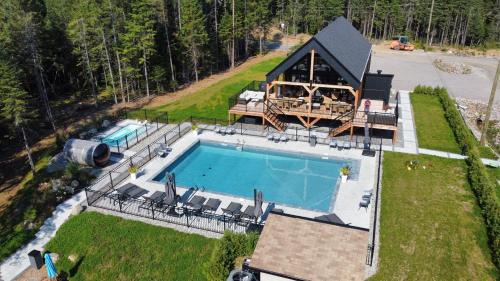 Shannon Villa | La Skandinav-4BR AC WiFi FP Hot TubSauna