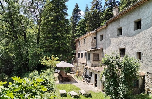 Gornies Cottage | La Source des Lutins : Large charming gîte (10-30 pers) by the river