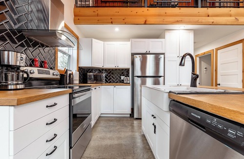 Trois-Rives Ski Chalet | La Source du Bonheur – Splendid Cottage on the Mekinac River & Spa
